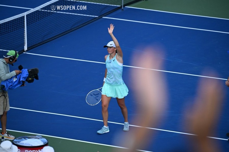 女子草地滚 女子草地滚